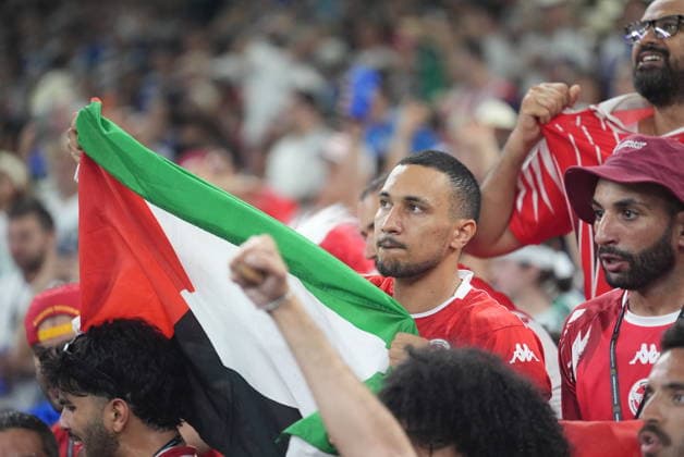 Tunisia v Japan - FIFA World Cup, WM, Weltmeisterschaft, Fussball 2026 - Group F MONTERREY, MEXICO - JUNE 20: A man opens a Palestinian flag prior the 2026 FIFA World Cup First Stage Group F match between Tunisia and Japan at Estadio BBVA (Monterrey Stadium) in Monterrey, Mexico on June 20, 2026. Juancho Torres Anadolu Nuevo Leon Mexico. Editorial use only. Please get in touch for any other usage.  Copyright: x2026xAnadoluxJuanchoxTorresx