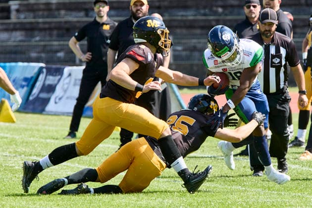 German Football League (GFL), Munich Cowboys vs Straubing Spiders, Munich Cowboys, Straubing Spiders, 2026-06-20 in München (Städtisches Stadion an der Dantestraße (Dantestation)) BAZUNU Ovie (Straubing Spiders Wide Receiver (WR) Nr18-SRS18), LIU Anton (Munich Cowboys Defence Back (DB) Nr25-MUC25), HUBER Franz (Munich Cowboys Defence Back (DB) Nr3-MUC3) sportworld München Städtisches Stadion an der Dant Bayern Deutschland *** German Football League (GFL), Munich Cowboys vs. Straubing Spiders, Munich Cowboys, Straubing Spiders, June 20, 2026, at Munich Municipal Stadium on Dantestraße, Dantestation BAZUNU Ovie, Straubing Spiders wide receiver (WR) No. 18 (SRS18), LIU Anton, Munich Cowboys, Defensive Back (DB), No. 25 (MUC25), HUBER Franz, Munich Cowboys, Defensive Back (DB), No. 3 (MUC3), Sportworld Munich, Municipal Stadium on Dantestraße, Bavaria, Germany,detected_source_language