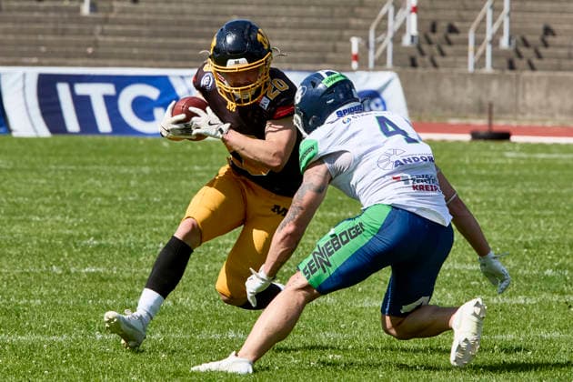 German Football League (GFL), Munich Cowboys vs Straubing Spiders, Munich Cowboys, Straubing Spiders, 2026-06-20 in München (Städtisches Stadion an der Dantestraße (Dantestation)) MAYER Maximilian (Munich Cowboys Running Back (RB) Nr20-MUC20), HANGARTNER CJ (Straubing Spiders Defensive Back (DB) Nr4-SRS4) sportworld München Städtisches Stadion an der Dant Bayern Deutschland *** German Football League (GFL), Munich Cowboys vs. Straubing Spiders, Munich Cowboys, Straubing Spiders, June 20, 2026, at the Munich Municipal Stadium on Dantestraße, Dantestation, MAYER Maximilian, Munich Cowboys Running Back (RB) No. 20 (MUC20), CJ HANGARTNER, Straubing Spiders, Defensive Back (DB), No. 4 (SRS4), Sportworld Munich, Municipal Stadium on Dantestraße, Bavaria, Germany,detected_source_language