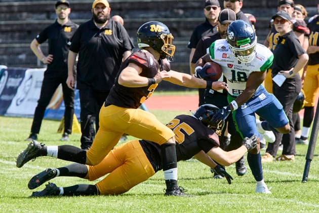 German Football League (GFL), Munich Cowboys vs Straubing Spiders, Munich Cowboys, Straubing Spiders, 2026-06-20 in München (Städtisches Stadion an der Dantestraße (Dantestation)) BAZUNU Ovie (Straubing Spiders Wide Receiver (WR) Nr18-SRS18), LIU Anton (Munich Cowboys Defence Back (DB) Nr25-MUC25), HUBER Franz (Munich Cowboys Defence Back (DB) Nr3-MUC3) sportworld München Städtisches Stadion an der Dant Bayern Deutschland *** German Football League (GFL), Munich Cowboys vs. Straubing Spiders, Munich Cowboys, Straubing Spiders, June 20, 2026, at Munich Municipal Stadium on Dantestraße, Dantestation, BAZUNU Ovie, Straubing Spiders wide receiver (WR) No. 18 (SRS18), LIU Anton, Munich Cowboys, Defensive Back (DB), No. 25 (MUC25), HUBER Franz, Munich Cowboys, Defensive Back (DB), No. 3 (MUC3), Sportworld, Munich, Municipal Stadium on Dantestraße, Bavaria, Germany,detected_source_language