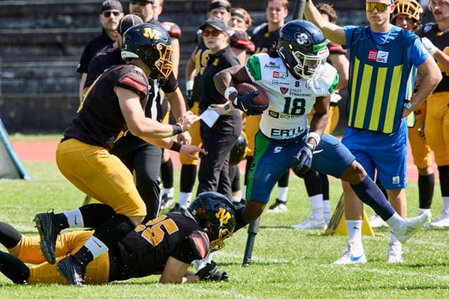 German Football League (GFL), Munich Cowboys vs Straubing Spiders, Munich Cowboys, Straubing Spiders, 2026-06-20 in München (Städtisches Stadion an der Dantestraße (Dantestation)) BAZUNU Ovie (Straubing Spiders Wide Receiver (WR) Nr18-SRS18), LIU Anton (Munich Cowboys Defence Back (DB) Nr25-MUC25), HUBER Franz (Munich Cowboys Defence Back (DB) Nr3-MUC3) sportworld München Städtisches Stadion an der Dant Bayern Deutschland *** German Football League (GFL), Munich Cowboys vs. Straubing Spiders, Munich Cowboys, Straubing Spiders, June 20, 2026, at Munich Municipal Stadium on Dantestraße, Dantestation, BAZUNU Ovie, Straubing Spiders wide receiver (WR) No. 18 (SRS18), LIU Anton, Munich Cowboys, Defensive Back (DB), No. 25 (MUC25), HUBER Franz, Munich Cowboys, Defensive Back (DB), No. 3 (MUC3), Sportworld, Munich, Municipal Stadium on Dantestraße, Bavaria, Germany,detected_source_language