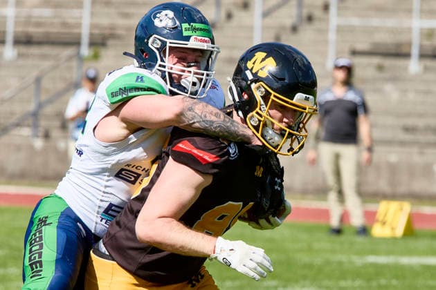 German Football League (GFL), Munich Cowboys vs Straubing Spiders, Munich Cowboys, Straubing Spiders, 2026-06-20 in München (Städtisches Stadion an der Dantestraße (Dantestation)) CHRISTMANN Magnus (Munich Cowboys Wide Receiver (WR) Nr85-MUC85), AIGNER Christopher (Straubing Spiders Defensive Back (DB) Nr32-SRS32) sportworld München Städtisches Stadion an der Dant Bayern Deutschland *** German Football League (GFL), Munich Cowboys vs. Straubing Spiders, Munich Cowboys, Straubing Spiders, June 20, 2026, at the Munich Municipal Stadium on Dantestraße, Dantestation, CHRISTMANN Magnus, Munich Cowboys wide receiver (WR) No. 85 (MUC85), AIGNER Christopher, Straubing Spiders, Defensive Back (DB), No. 32 (SRS32), Sportworld Munich, Municipal Stadium on Dantestraße, Dant, Bavaria, Germany,detected_source_language