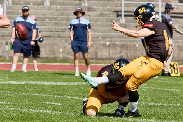 German Football League (GFL), Munich Cowboys vs Straubing Spiders, Munich Cowboys, Straubing Spiders, 2026-06-20 in München (Städtisches Stadion an der Dantestraße (Dantestation)) Point after Touchdown (PAT) Munich Cowboys 14:7 MITTASCH Maximilian (Munich Cowboys Kicker, Punter (K, P) Nr14-MUC14), SILLEM Valentin (Munich Cowboys Quaterback (QB) Nr16-MUC16) sportworld München Städtisches Stadion an der Dant Bayern Deutschland *** German Football League (GFL), Munich Cowboys vs. Straubing Spiders, Munich Cowboys, Straubing Spiders, June 20, 2026, in Munich, Municipal Stadium on Dantestraße, Dantestation, Point After Touchdown (PAT), Munich Cowboys 14–7, MITTASCH Maximilian, Munich Cowboys, Kicker, Punter (K, P), No. 14 (MUC14), SILLEM Valentin, Munich Cowboys, quarterback (QB), No. 16, MUC16, Sportworld Munich, Municipal Stadium on Dantestraße, Dant, Bavaria, Germany,detected_source_language