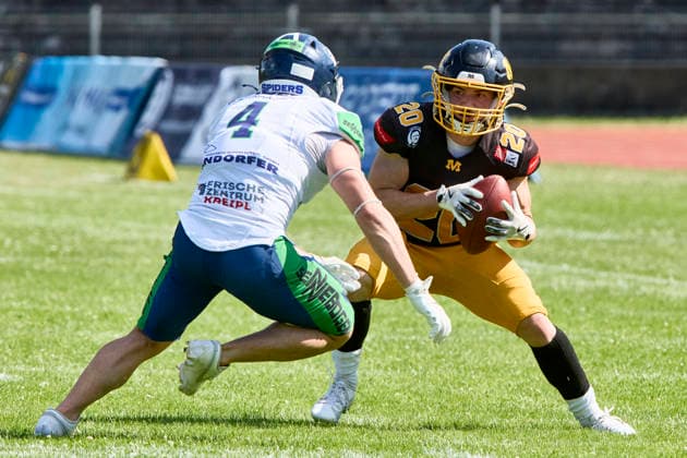 German Football League (GFL), Munich Cowboys vs Straubing Spiders, Munich Cowboys, Straubing Spiders, 2026-06-20 in München (Städtisches Stadion an der Dantestraße (Dantestation)) MAYER Maximilian (Munich Cowboys Running Back (RB) Nr20-MUC20), HANGARTNER CJ (Straubing Spiders Defensive Back (DB) Nr4-SRS4) sportworld München Städtisches Stadion an der Dant Bayern Deutschland *** German Football League (GFL), Munich Cowboys vs. Straubing Spiders, Munich Cowboys, Straubing Spiders, June 20, 2026, in Munich, Municipal Stadium on Dantestraße, Dantestation, MAYER Maximilian, Munich Cowboys Running Back (RB) No. 20 (MUC20), CJ HANGARTNER, Straubing Spiders, Defensive Back (DB), No. 4 (SRS4), Sportworld Munich, Municipal Stadium on Dantestraße, Bavaria, Germany,detected_source_language