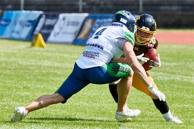 German Football League (GFL), Munich Cowboys vs Straubing Spiders, Munich Cowboys, Straubing Spiders, 2026-06-20 in München (Städtisches Stadion an der Dantestraße (Dantestation)) MAYER Maximilian (Munich Cowboys Running Back (RB) Nr20-MUC20), HANGARTNER CJ (Straubing Spiders Defensive Back (DB) Nr4-SRS4) sportworld München Städtisches Stadion an der Dant Bayern Deutschland *** German Football League (GFL), Munich Cowboys vs. Straubing Spiders, Munich Cowboys, Straubing Spiders, June 20, 2026, in Munich, Municipal Stadium on Dantestraße, Dantestation, MAYER Maximilian, Munich Cowboys Running Back (RB) No. 20 (MUC20), CJ HANGARTNER, Straubing Spiders, Defensive Back (DB), No. 4 (SRS4), Sportworld Munich, Municipal Stadium on Dantestraße, Bavaria, Germany,detected_source_language