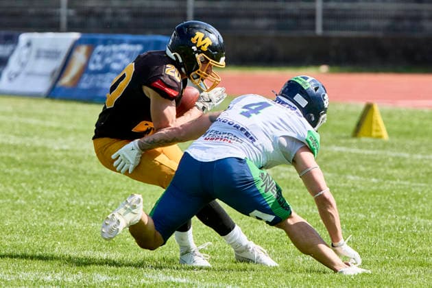 German Football League (GFL), Munich Cowboys vs Straubing Spiders, Munich Cowboys, Straubing Spiders, 2026-06-20 in München (Städtisches Stadion an der Dantestraße (Dantestation)) MAYER Maximilian (Munich Cowboys Running Back (RB) Nr20-MUC20), HANGARTNER CJ (Straubing Spiders Defensive Back (DB) Nr4-SRS4) sportworld München Städtisches Stadion an der Dant Bayern Deutschland *** German Football League (GFL), Munich Cowboys vs. Straubing Spiders, Munich Cowboys, Straubing Spiders, June 20, 2026, in Munich, Municipal Stadium on Dantestraße, Dantestation, MAYER Maximilian, Munich Cowboys Running Back (RB) No. 20 (MUC20), CJ HANGARTNER, Straubing Spiders, Defensive Back (DB), No. 4 (SRS4), Sportworld Munich, Municipal Stadium on Dantestraße, Bavaria, Germany,detected_source_language