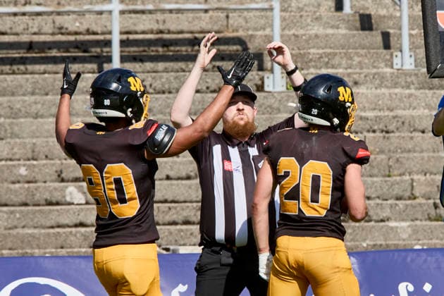 German Football League (GFL), Munich Cowboys vs Straubing Spiders, Munich Cowboys, Straubing Spiders, 2026-06-20 in München (Städtisches Stadion an der Dantestraße (Dantestation)) Touchdown Munich Cowboys 21:7 MAYER Maximilian (Munich Cowboys Running Back (RB) Nr20-MUC20), BLANZ Elias (Munich Cowboys Wide Receiver (WR) Nr80-MUC80) sportworld München Städtisches Stadion an der Dant Bayern Deutschland *** German Football League (GFL), Munich Cowboys vs. Straubing Spiders, Munich Cowboys, Straubing Spiders, June 20, 2026, in Munich, Municipal Stadium on Dantestraße, Dantestation, Touchdown, Munich Cowboys 21–7, MAYER Maximilian, Munich Cowboys, Running Back (RB), No. 20 (MUC20), BLANZ, Elias, Munich Cowboys, wide receiver (WR), No. 80, MUC80, Sportworld Munich, Municipal Stadium on Dantestraße, Dant, Bavaria, Germany,detected_source_language
