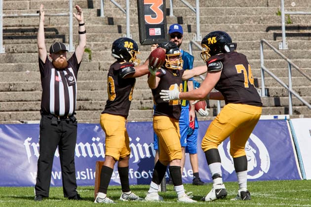 German Football League (GFL), Munich Cowboys vs Straubing Spiders, Munich Cowboys, Straubing Spiders, 2026-06-20 in München (Städtisches Stadion an der Dantestraße (Dantestation)) Touchdown Munich Cowboys 21:7 MAYER Maximilian (Munich Cowboys Running Back (RB) Nr20-MUC20), WERFL Vincent (Munich Cowboys Linebacker (LB) Nr74-MUC74), BLANZ Elias (Munich Cowboys Wide Receiver (WR) Nr80-MUC80) sportworld München Städtisches Stadion an der Dant Bayern Deutschland *** German Football League (GFL), Munich Cowboys vs. Straubing Spiders, Munich Cowboys, Straubing Spiders, June 20, 2026, in Munich, Municipal Stadium on Dantestraße, Dantestation, Touchdown, Munich Cowboys 21–7, MAYER Maximilian, Munich Cowboys, Running Back (RB), No. 20 (MUC20), WERFL Vincent, Munich Cowboys, Linebacker (LB), No. 74 (MUC74), BLANZ Elias, Munich Cowboys, Wide Receiver (WR), No. 80 (MUC80), Sportworld Munich, Municipal Stadium on Dantestraße, Dant, Bavaria, Germany,detected_source_language