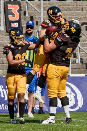 German Football League (GFL), Munich Cowboys vs Straubing Spiders, Munich Cowboys, Straubing Spiders, 2026-06-20 in München (Städtisches Stadion an der Dantestraße (Dantestation)) Touchdown Munich Cowboys 21:7 MAYER Maximilian (Munich Cowboys Running Back (RB) Nr20-MUC20), WERFL Vincent (Munich Cowboys Linebacker (LB) Nr74-MUC74), BLANZ Elias (Munich Cowboys Wide Receiver (WR) Nr80-MUC80) sportworld München Städtisches Stadion an der Dant Bayern Deutschland *** German Football League (GFL), Munich Cowboys vs. Straubing Spiders, Munich Cowboys, Straubing Spiders, June 20, 2026, in Munich, Municipal Stadium on Dantestraße, Dantestation, Touchdown, Munich Cowboys 21–7, MAYER Maximilian, Munich Cowboys, Running Back (RB), No. 20 (MUC20), WERFL Vincent, Munich Cowboys, Linebacker (LB), No. 74 (MUC74), BLANZ Elias, Munich Cowboys, Wide Receiver (WR), No. 80 (MUC80), Sportworld Munich, Municipal Stadium on Dantestraße, Dant, Bavaria, Germany,detected_source_language