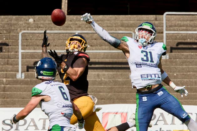 German Football League (GFL), Munich Cowboys vs Straubing Spiders, Munich Cowboys, Straubing Spiders, 2026-06-20 in München (Städtisches Stadion an der Dantestraße (Dantestation)) BOCCELLA Gabriel (Munich Cowboys Wide Receiver (WR) Nr2-MUC2), MANGUM Edward-Jonathan (Straubing Spiders Defensive Back (DB) Nr31-SRS31), BIEBL Alexander (Straubing Spiders Wide Receiver (WR) Nr6-SRS6) sportworld München Städtisches Stadion an der Dant Bayern Deutschland *** German Football League (GFL), Munich Cowboys vs. Straubing Spiders, Munich Cowboys, Straubing Spiders, June 20, 2026, at the Munich Municipal Stadium on Dantestraße, Dantestation, Gabriel BOCCELLA, Munich Cowboys Wide Receiver (WR) No. 2 (MUC2), MANGUM Edward Jonathan, Straubing Spiders, Defensive Back (DB), No. 31, SRS31, BIEBL Alexander, Straubing Spiders, Wide Receiver (WR), No. 6, SRS6, sportworld, Munich, Municipal Stadium on Dantestraße, Bavaria, Germany,detected_source_language