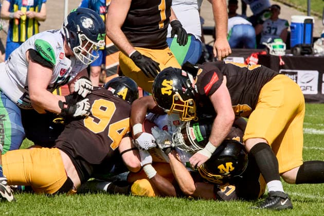 German Football League (GFL), Munich Cowboys vs Straubing Spiders, Munich Cowboys, Straubing Spiders, 2026-06-20 in München (Städtisches Stadion an der Dantestraße (Dantestation)) DAVIS J˜vonte (Straubing Spiders Running Back (RB) Nr2-SRS2), SPILLE Austin Matthew (Munich Cowboys Defence Line (DL) Nr94-MUC94), RUMPFINGER Johannes (Munich Cowboys Defence Line (DL) Nr47-MUC47), MAASSEN Luis (Munich Cowboys Linebacker (LB) Nr59-MUC59) sportworld München Städtisches Stadion an der Dant Bayern Deutschland *** German Football League (GFL), Munich Cowboys vs. Straubing Spiders, Munich Cowboys, Straubing Spiders, June 20, 2026, at the Munich Municipal Stadium on Dantestraße, Dantestation, DAVIS J˜vonte, Straubing Spiders, Running Back (RB) No. 2, SRS2, SPILLE Austin Matthew, Munich Cowboys, defensive line (DL), No. 94 (MUC94), RUMPFINGER Johannes, Munich Cowboys, defensive line (DL), No. 47 (MUC47), MAASSEN Luis, Munich Cowboys, linebacker (LB), No. 59 (MUC59), Sportworld Munich, Municipal Stadium on Dantestraße, Dant, Bavaria, Germany,detected_source_language