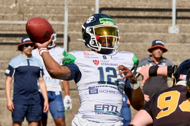 German Football League (GFL), Munich Cowboys vs Straubing Spiders, Munich Cowboys, Straubing Spiders, 2026-06-20 in München (Städtisches Stadion an der Dantestraße (Dantestation)) YELDELL Raleigh-Benjamin (Straubing Spiders Quarterback (QB) Nr12-SRS12) sportworld München Städtisches Stadion an der Dant Bayern Deutschland *** German Football League (GFL), Munich Cowboys vs. Straubing Spiders, Munich Cowboys, Straubing Spiders, June 20, 2026, in Munich, Municipal Stadium on Dantestraße, Dantestation YELDELL Raleigh Benjamin, Straubing Spiders quarterback (QB) No. 12, SRS12, Sportworld, Munich, Municipal Stadium on Dantestraße, Bavaria, Germany,detected_source_language