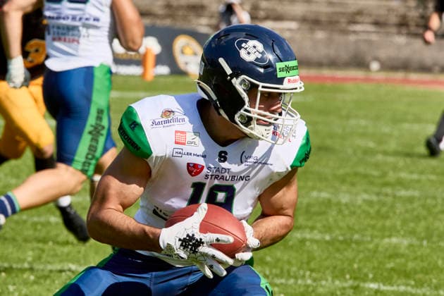 German Football League (GFL), Munich Cowboys vs Straubing Spiders, Munich Cowboys, Straubing Spiders, 2026-06-20 in München (Städtisches Stadion an der Dantestraße (Dantestation)) BAZUNU Ovie (Straubing Spiders Wide Receiver (WR) Nr18-SRS18) sportworld München Städtisches Stadion an der Dant Bayern Deutschland *** German Football League (GFL), Munich Cowboys vs. Straubing Spiders, Munich Cowboys, Straubing Spiders, June 20, 2026, in Munich, Municipal Stadium on Dantestraße, Dantestation, BAZUNU Ovie, Straubing Spiders, Wide Receiver (WR), No. 18 (SRS18), Sportworld, Munich, Municipal Stadium on Dantestraße, Bavaria, Germany,detected_source_language