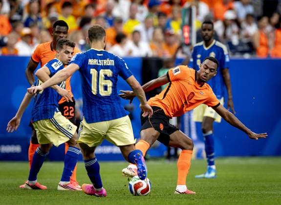 HOUSTON - (lr) Jesper Karlstrom of Sweden, Ryan Gravenberch of the Netherlands during the FIFA 2026 World Cup Group F match between the Netherlands and Sweden at Houston Stadium on June 20, 2026 in Houston, United States. KOEN VAN WEEL ANP FIFA World Cup, WM, Weltmeisterschaft, Fussball 2026 group stage 2026 xVIxANPxSportx xxANPxIVx 561561892 originalFilename: 561561892.jpg