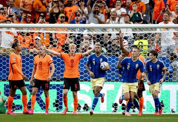 HOUSTON - (lr) Virgil van Dijk of the Netherlands, Micky van de Ven of the Netherlands, Jan Paul van Hecke of the Netherlands, Isak Hien of Sweden, Gustaf Lagerbielke of Sweden, Victor Lindelof of Sweden during the FIFA World Cup, WM, Weltmeisterschaft, Fussball 2026 Group F match between the Netherlands and Sweden at Houston Stadium on June 20, 2026 in Houston, United States. KOEN VAN WEEL ANP FIFA World Cup 2026 group stage 2026 xVIxANPxSportx xxANPxIVx 561561895 originalFilename: 561561895.jpg