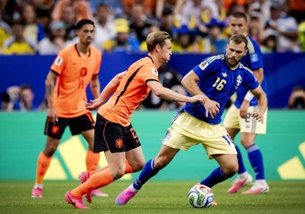 HOUSTON - Frenkie de Jong for the Netherlands and Jesper Karlstrom for Sweden during the 2026 FIFA World Cup, WM, Weltmeisterschaft, Fussball Group F match between the Netherlands and Sweden at Houston Stadium on June 20, 2026, in Houston, United States. ROBIN VAN LONKHUIJSEN ANP FIFA World Cup 2026 group stage 2026 xVIxANPxSportx xxANPxIVx 561562153 originalFilename: 561562153.jpg