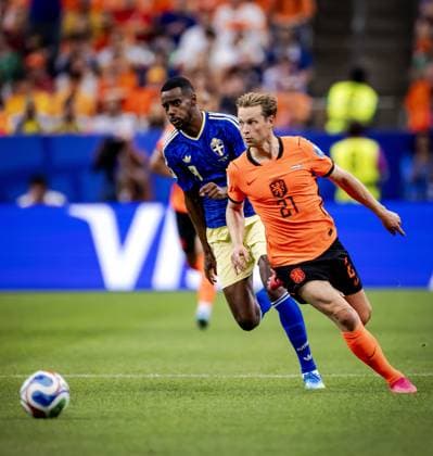 HOUSTON - (lr) Alexander Isak of Sweden and Frenkie de Jong of the Netherlands during the FIFA 2026 World Cup Group F match between the Netherlands and Sweden at Houston Stadium on June 20, 2026, in Houston, United States. ROBIN VAN LONKHUIJSEN ANP FIFA World Cup, WM, Weltmeisterschaft, Fussball 2026 group stage 2026 xVIxANPxSportx xxANPxIVx 561562155 originalFilename: 561562155.jpg