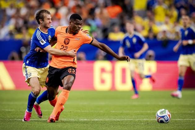 HOUSTON - (lr) Benjamin Nygren of Sweden and Denzel Dumfries of the Netherlands during the FIFA 2026 World Cup Group F match between the Netherlands and Sweden at Houston Stadium on June 20, 2026, in Houston, United States. ROBIN VAN LONKHUIJSEN ANP FIFA World Cup, WM, Weltmeisterschaft, Fussball 2026 group stage 2026 xVIxANPxSportx xxANPxIVx 561562162 originalFilename: 561562162.jpg