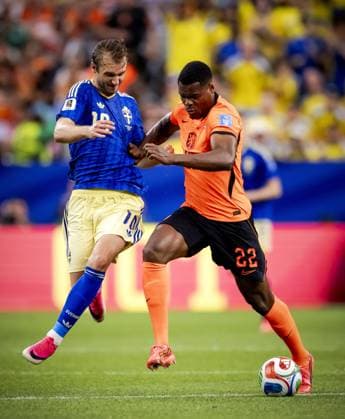 HOUSTON - (lr) Benjamin Nygren of Sweden and Denzel Dumfries of the Netherlands during the FIFA 2026 World Cup Group F match between the Netherlands and Sweden at Houston Stadium on June 20, 2026, in Houston, United States. ROBIN VAN LONKHUIJSEN ANP FIFA World Cup, WM, Weltmeisterschaft, Fussball 2026 group stage 2026 xVIxANPxSportx xxANPxIVx 561562164 originalFilename: 561562164.jpg