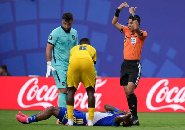 (260621) -- KANSAS CITY, June 21, 2026 -- Head referee Ma Ning (1st R) of China gestures during the group E match between Ecuador and Curacao at the FIFA World Cup, WM, Weltmeisterschaft, Fussball 2026 at Kansas City Stadium in Kansas City, the United States, June 20, 2026. ) (SP)U.S.-KANSAS CITY-FOOTBALL-FIFA WORLD CUP-GROUP E-ECU VS CUW DuxYu 