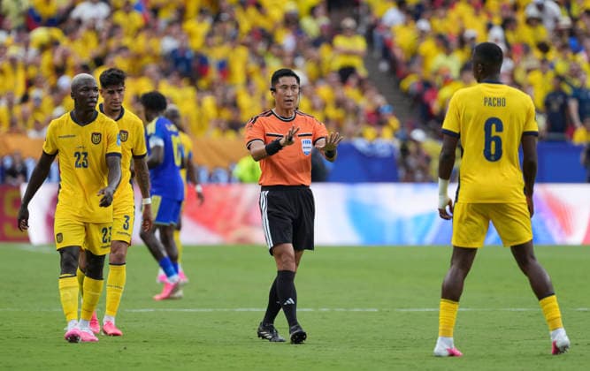 (260621) -- KANSAS CITY, June 21, 2026 -- Head referee Ma Ning (2nd R) of China talks during the group E match between Ecuador and Curacao at the FIFA World Cup, WM, Weltmeisterschaft, Fussball 2026 at Kansas City Stadium in Kansas City, the United States, June 20, 2026. ) (SP)U.S.-KANSAS CITY-FOOTBALL-FIFA WORLD CUP-GROUP E-ECU VS CUW DuxYu 