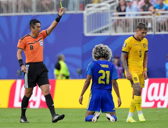 (260621) -- KANSAS CITY, June 21, 2026 -- Head referee Ma Ning (L) of China shows a yellow card to Alc¨ªvar (R) of Ecuador during the group E match between Ecuador and Curacao at the FIFA World Cup, WM, Weltmeisterschaft, Fussball 2026 at Kansas City Stadium in Kansas City, the United States, June 20, 2026. ) (SP)U.S.-KANSAS CITY-FOOTBALL-FIFA WORLD CUP-GROUP E-ECU VS CUW DuxYu 