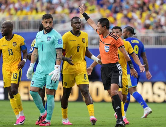 (260621) -- KANSAS CITY, June 21, 2026 -- Head referee Ma Ning (front R) of China talks with Pacho (front C) of Ecuador during the group E match between Ecuador and Curacao at the FIFA World Cup, WM, Weltmeisterschaft, Fussball 2026 at Kansas City Stadium in Kansas City, the United States, June 20, 2026. ) (SP)U.S.-KANSAS CITY-FOOTBALL-FIFA WORLD CUP-GROUP E-ECU VS CUW DuxYu 