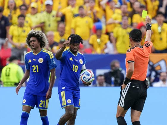 (260621) -- KANSAS CITY, June 21, 2026 -- Head referee Ma Ning (R) of China shows a yellow card to Leandro Bacuna (C) of Curacao during the group E match between Ecuador and Curacao at the FIFA World Cup, WM, Weltmeisterschaft, Fussball 2026 at Kansas City Stadium in Kansas City, the United States, June 20, 2026. ) (SP)U.S.-KANSAS CITY-FOOTBALL-FIFA WORLD CUP-GROUP E-ECU VS CUW DuxYu 