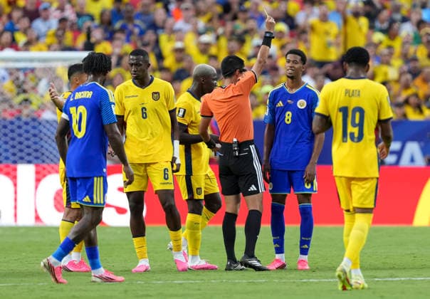 (260621) -- KANSAS CITY, June 21, 2026 -- Head referee Ma Ning (3rd R) of China shows a yellow card to Livano Comenencia (2nd R) of Ecuador during the group E match between Ecuador and Curacao at the FIFA World Cup, WM, Weltmeisterschaft, Fussball 2026 at Kansas City Stadium in Kansas City, the United States, June 20, 2026. ) (SP)U.S.-KANSAS CITY-FOOTBALL-FIFA WORLD CUP-GROUP E-ECU VS CUW DuxYu 