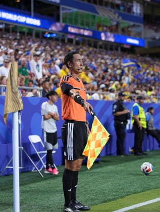 (260621) -- KANSAS CITY, June 21, 2026 -- Assistant referee Zhou Fei of China signals with the flag during the group E match between Ecuador and Curacao at the FIFA World Cup, WM, Weltmeisterschaft, Fussball 2026 at Kansas City Stadium in Kansas City, the United States, June 20, 2026. ) (SP)U.S.-KANSAS CITY-FOOTBALL-FIFA WORLD CUP-GROUP E-ECU VS CUW DuxYu 