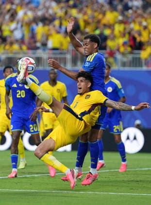 (260621) -- KANSAS CITY, June 21, 2026 -- Piero Hincapie (front L) of Ecuador and Jurien Gaari (front R) of Curacao fight for the ball during the group E match between Ecuador and Curacao at the FIFA World Cup, WM, Weltmeisterschaft, Fussball 2026 at Kansas City Stadium in Kansas City, the United States, June 20, 2026. ) (SP)U.S.-KANSAS CITY-FOOTBALL-FIFA WORLD CUP-GROUP E-ECU VS CUW DuxYu 