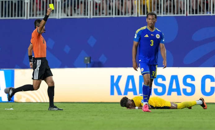 (260621) -- KANSAS CITY, June 21, 2026 -- Head referee Ma Ning (L) of China shows a yellow card to Jurien Gaari (R) of Curacao during the group E match between Ecuador and Curacao at the FIFA World Cup, WM, Weltmeisterschaft, Fussball 2026 at Kansas City Stadium in Kansas City, the United States, June 20, 2026. ) (SP)U.S.-KANSAS CITY-FOOTBALL-FIFA WORLD CUP-GROUP E-ECU VS CUW DuxYu 