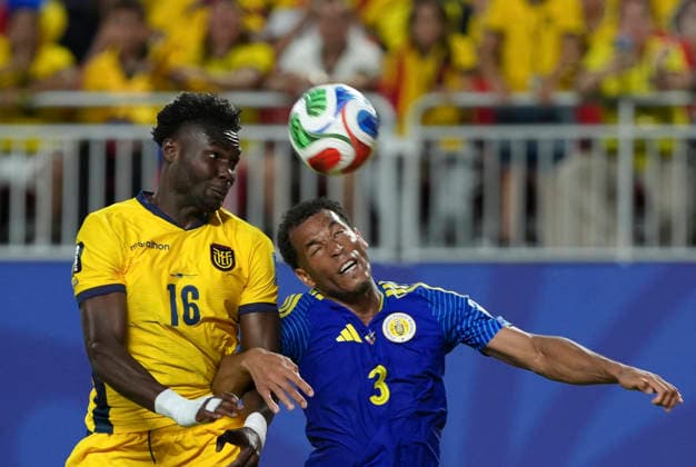 (260621) -- KANSAS CITY, June 21, 2026 -- Jurien Gaari (R) of Curacao vies with Jordy Caicedo of Ecuador during the group E match between Ecuador and Curacao at the FIFA World Cup, WM, Weltmeisterschaft, Fussball 2026 at Kansas City Stadium in Kansas City, the United States, June 20, 2026. ) (SP)U.S.-KANSAS CITY-FOOTBALL-FIFA WORLD CUP-GROUP E-ECU VS CUW DuxYu 