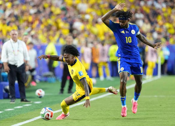 (260621) -- KANSAS CITY, June 21, 2026 -- Leandro Bacuna(R) of Curacao vies with Angelo Preciado of Ecuador during the group E match between Ecuador and Curacao at the FIFA World Cup, WM, Weltmeisterschaft, Fussball 2026 at Kansas City Stadium in Kansas City, the United States, June 20, 2026. ) (SP)U.S.-KANSAS CITY-FOOTBALL-FIFA WORLD CUP-GROUP E-ECU VS CUW DuxYu 