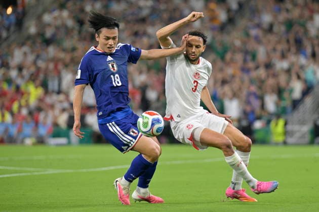 FIFA World Cup, WM, Weltmeisterschaft, Fussball 2026 - Group F - Tunisia vs. Japan Montassar Talbi (R) of Tunisia vies for the ball with Ayase Ueda (L) of Japan during the 2026 FIFA World Cup group F soccer match between Tunisia and Japan at BBVA Stadium in Monterrey, Mexico, 20 June 2026. Monterrey Mexico  Copyright: xMiguelxSierrax