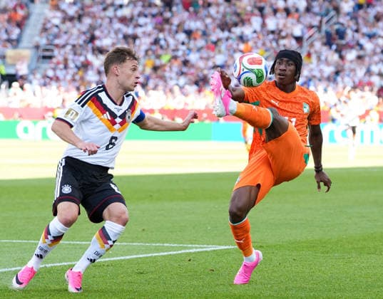 Joshua Kimmich (Deutschland, 6) und Yan Diomande (Elfenbeinkueste, 11) CAN, FIFA Weltmeisterschaft, Deutschland vs Elfenbeinkueste, Toronto, 20.06.2026 CAN, FIFA Weltmeisterschaft, Deutschland vs Elfenbeinkueste, Toronto, 20.06.2026 Toronto *** Joshua Kimmich, Germany, 6, and Yan Diomande, Ivory Coast, 11, CAN, FIFA World Cup, Germany vs. Ivory Coast, Toronto, June 20, 2026, CAN, FIFA World Cup, Germany vs. Ivory Coast, Toronto, June 20, 2026, Toronto,detected_source_language Copyright: xEibner-Pressefoto ScottxColemanx EP_SCN
