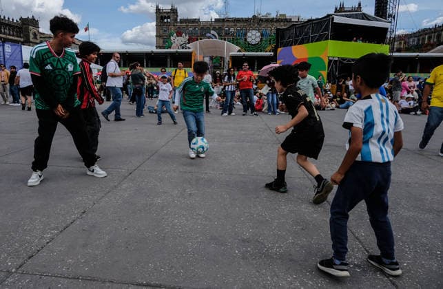 June 20, 2026, Mexico City, Mexico City, Mexico: German and Mexican fans watch the Germany vs. Ivory Coast match at the Fan Fest in Mexico City. At the event, fans play soccer, participate in contests, and enjoy the games on giant screens. Mexico City Mexico - ZUMAqp1_ 0859627284st Copyright: xHectorxAdolfoxQuintanarxPerezx