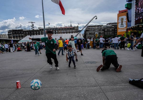 June 20, 2026, Mexico City, Mexico City, Mexico: German and Mexican fans watch the Germany vs. Ivory Coast match at the Fan Fest in Mexico City. At the event, fans play soccer, participate in contests, and enjoy the games on giant screens. Mexico City Mexico - ZUMAqp1_ 0859627329st Copyright: xHectorxAdolfoxQuintanarxPerezx
