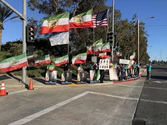 Protesters gather outside hotel hosting Iran national team, Nationalteam ahead of Belgium match LOS ANGELES, UNITED STATES - JUNE 20: Protesters gather outside the hotel hosting Iran’s national football team ahead of its 2026 FIFA World Cup, WM, Weltmeisterschaft, Fussball Group G match against Belgium, waving Iran’s former lion-and-sun flag and U.S. flags, in Los Angeles, united States, on June 20, 2026. Bozhan Memis Anadolu Los Angeles United States. Editorial use only. Please get in touch for any other usage.  Copyright: x2026xAnadoluxBozhanxMemisx
