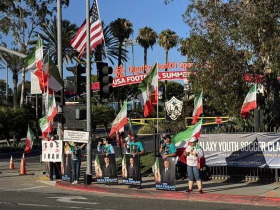 Protesters gather outside hotel hosting Iran national team, Nationalteam ahead of Belgium match LOS ANGELES, UNITED STATES - JUNE 20: Protesters gather outside the hotel hosting Iran’s national football team ahead of its 2026 FIFA World Cup, WM, Weltmeisterschaft, Fussball Group G match against Belgium, waving Iran’s former lion-and-sun flag and U.S. flags, in Los Angeles, united States, on June 20, 2026. Bozhan Memis Anadolu Los Angeles United States. Editorial use only. Please get in touch for any other usage.  Copyright: x2026xAnadoluxBozhanxMemisx