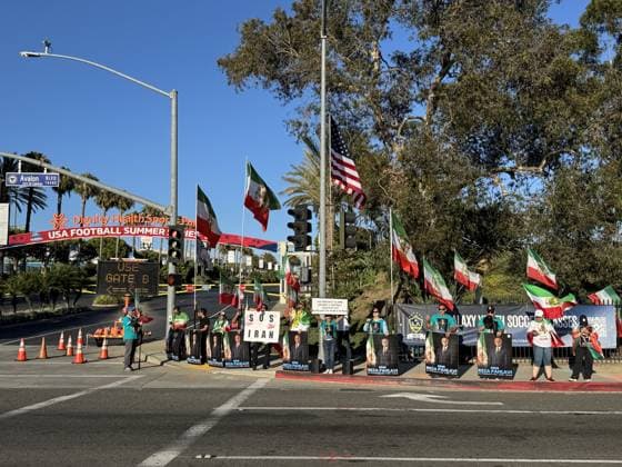 Protesters gather outside hotel hosting Iran national team, Nationalteam ahead of Belgium match LOS ANGELES, UNITED STATES - JUNE 20: Protesters gather outside the hotel hosting Iran’s national football team ahead of its 2026 FIFA World Cup, WM, Weltmeisterschaft, Fussball Group G match against Belgium, waving Iran’s former lion-and-sun flag and U.S. flags, in Los Angeles, united States, on June 20, 2026. Bozhan Memis Anadolu Los Angeles United States. Editorial use only. Please get in touch for any other usage.  Copyright: x2026xAnadoluxBozhanxMemisx