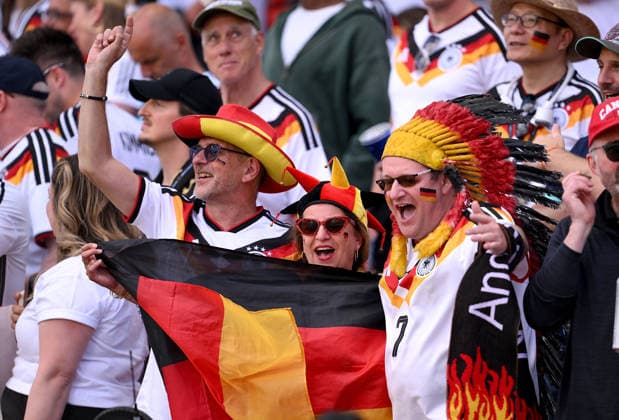 Fussball FIFA WM 2026 Vorrunde Gruppe E in Toronto Deutschland - Elfenbeinkueste 20.06.2026 Deutschland Fans jubeln mit Fahne *** Soccer