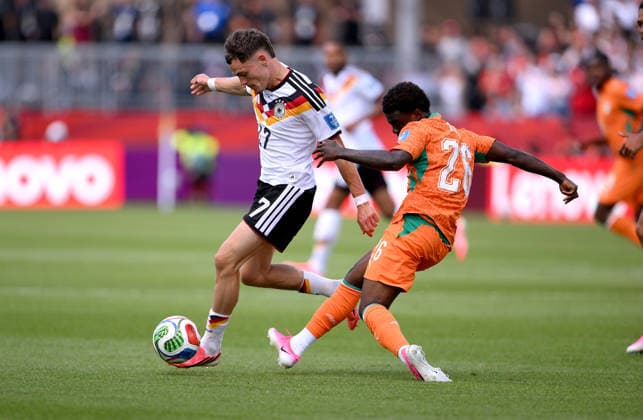 Fussball FIFA WM 2026 Vorrunde Gruppe E in Toronto Deutschland - Elfenbeinkueste 20.06.2026 Florian Wirtz (li, Deutschland) gegen Christ Inao Oulai (re, Elfenbeinkueste) *** Soccer