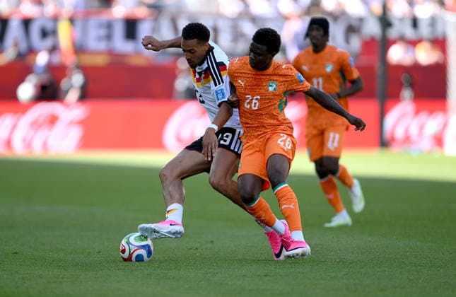 Fussball FIFA WM 2026 Vorrunde Gruppe E in Toronto Deutschland - Elfenbeinkueste 20.06.2026 Felix Nmecha (li, Deutschland) gegen Christ Inao Oulai (re, Elfenbeinkueste) *** Soccer