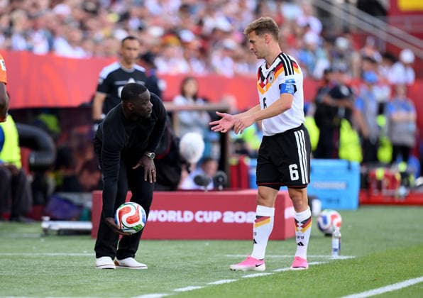 Fussball FIFA WM 2026 Vorrunde Gruppe E in Toronto Deutschland - Elfenbeinkueste 20.06.2026 Trainer Emerse Fae (li, Elfenbeinkueste) gibt den Ball nicht ab sondern legt ihn auf den Boden, Joshua Kimmich (re, Deutschland) *** Soccer