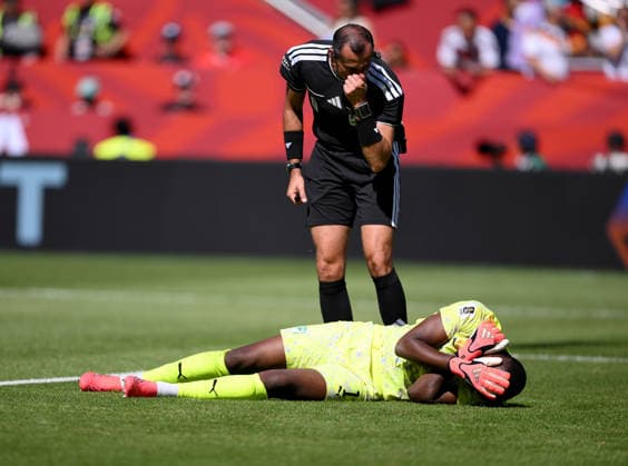 Fussball FIFA WM 2026 Vorrunde Gruppe E in Toronto Deutschland - Elfenbeinkueste 20.06.2026 Torwart Yahia Fofana (Elfenbeinkueste) mit Schiedsrichter BENITEZ Juan Gabriel (PAR) *** Soccer