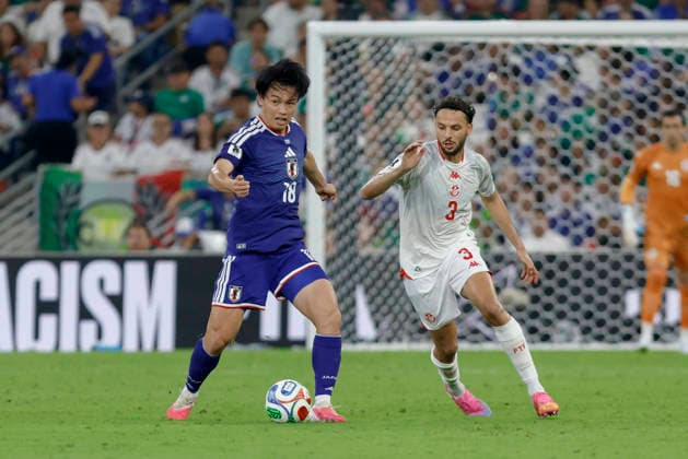 June 20, 2026, Guadalupe, Nuevo Leon, Mexico: A. Ueda (L) of Japan battles for possession ball with M. Talbi (R) of Tunisia, during the match between Tunisia and Japan for the 2nd round of the group F of the FIFA World Cup, WM, Weltmeisterschaft, Fussball 2026, at Monterrey Stadium. FIFA World Cup 2026: Tunisia Vs Japan  - ZUMAo125 20260620_zip_o125_012 Copyright: xAntonioxOjedax