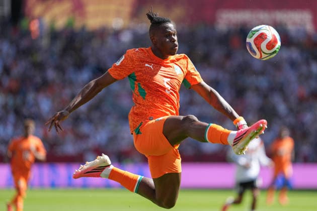 Ivory Coast vs Germany FIFA World Cup, WM, Weltmeisterschaft, Fussball Group G Match Wilfried Singo 05 of Cote d Ivoire control the ball in the air during the 2026 FIFA World Cup Group E match between Germany and Ivory Coast at Toronto Stadium. on June 20, 2026 in Toronto, Canada. (Photo by Leonardo Ramirez Eyepix Group) Copyright: xLeonardoxRamirezx xEyepixxGroupx LR20062026-07385