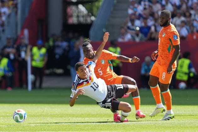 Ivory Coast vs Germany FIFA World Cup, WM, Weltmeisterschaft, Fussball Group G Match Jamal Musiala 10 of Germany and Wilfried Singo 05 of Ivory Coast battle for the ball during the 2026 FIFA World Cup Group E match between Germany and Ivory Coast at Toronto Stadium. on June 20, 2026 in Toronto, Canada. (Photo by Leonardo Ramirez Eyepix Group) Copyright: xLeonardoxRamirezx xEyepixxGroupx LR20062026-06064