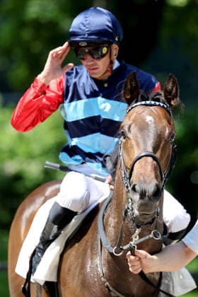 20.06.2026, Duesseldorf, Nordrhein-Westfalen, GER - Tamather ist fuer Bauyrzhan Murzabayev der 1000. Sieger im Rennsattel. Galopprennbahn Duesseldorf-Grafenberg. (Pferd, Jockey, Tamather, Murzabayev, Sieg) 260620SG707DUESSELDORF.JPG